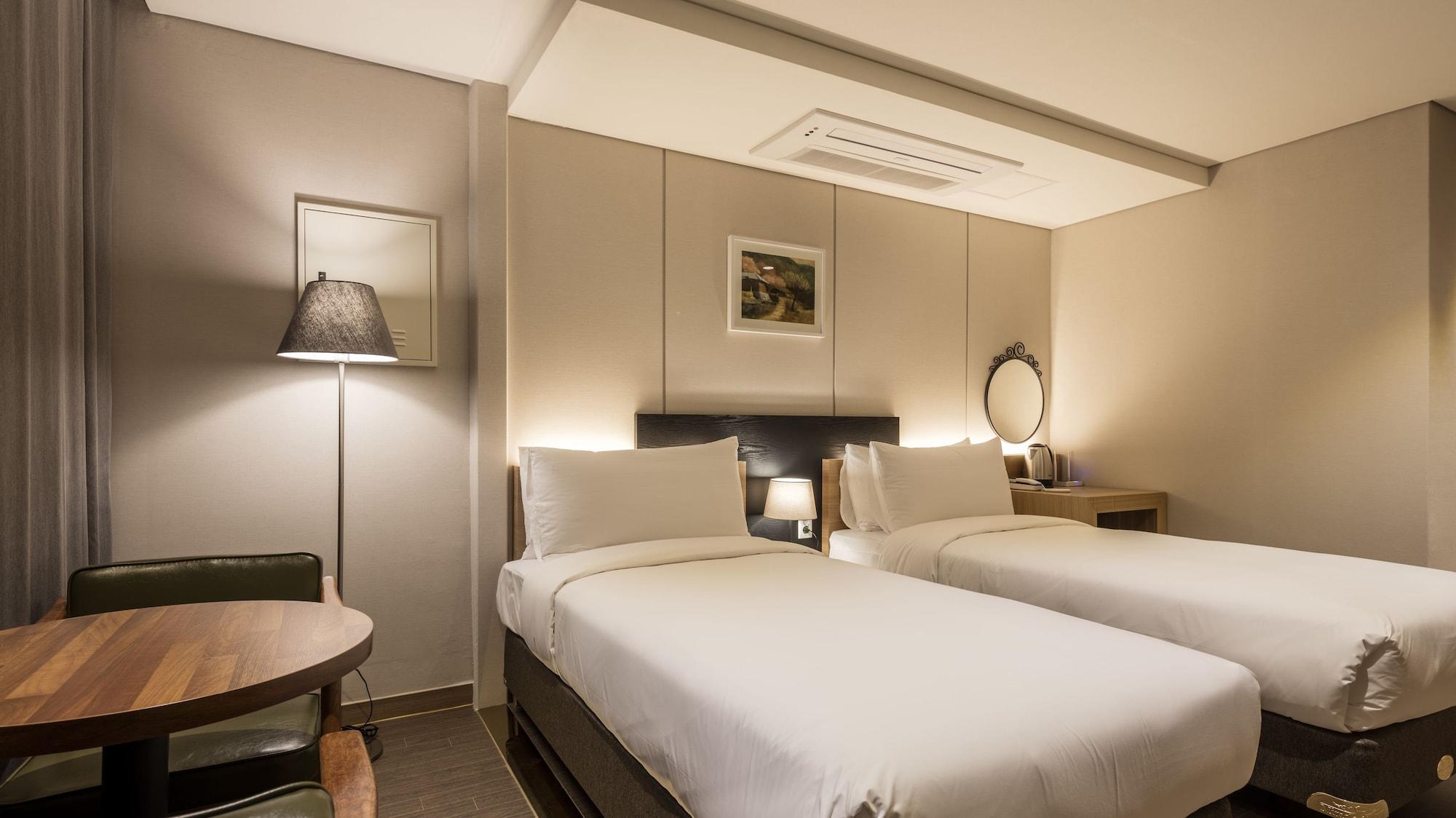 The First Stay Hotel Сеул Экстерьер фото
