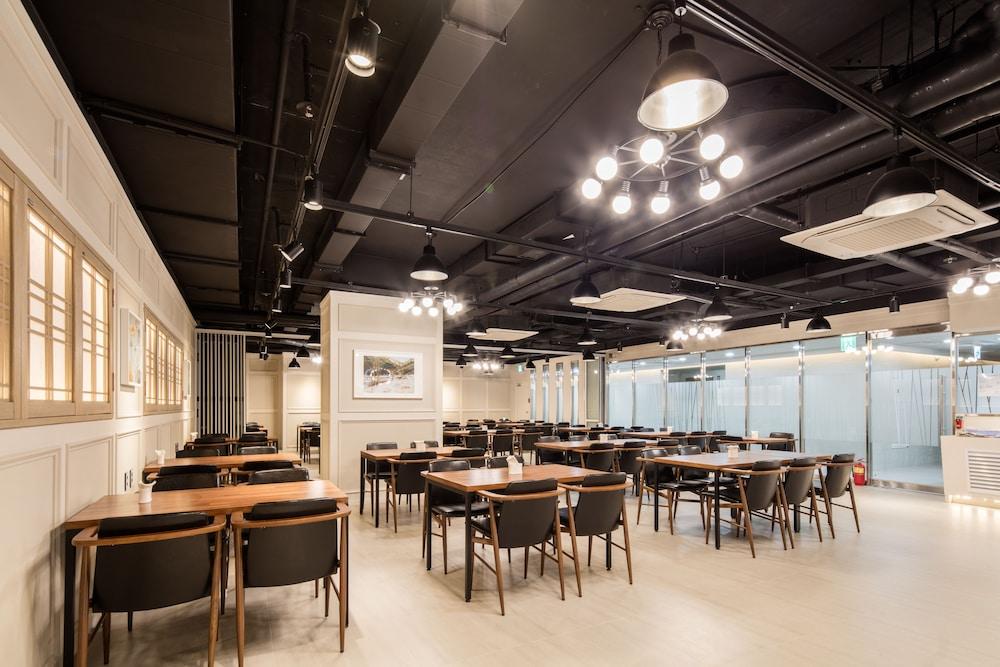 The First Stay Hotel Сеул Экстерьер фото