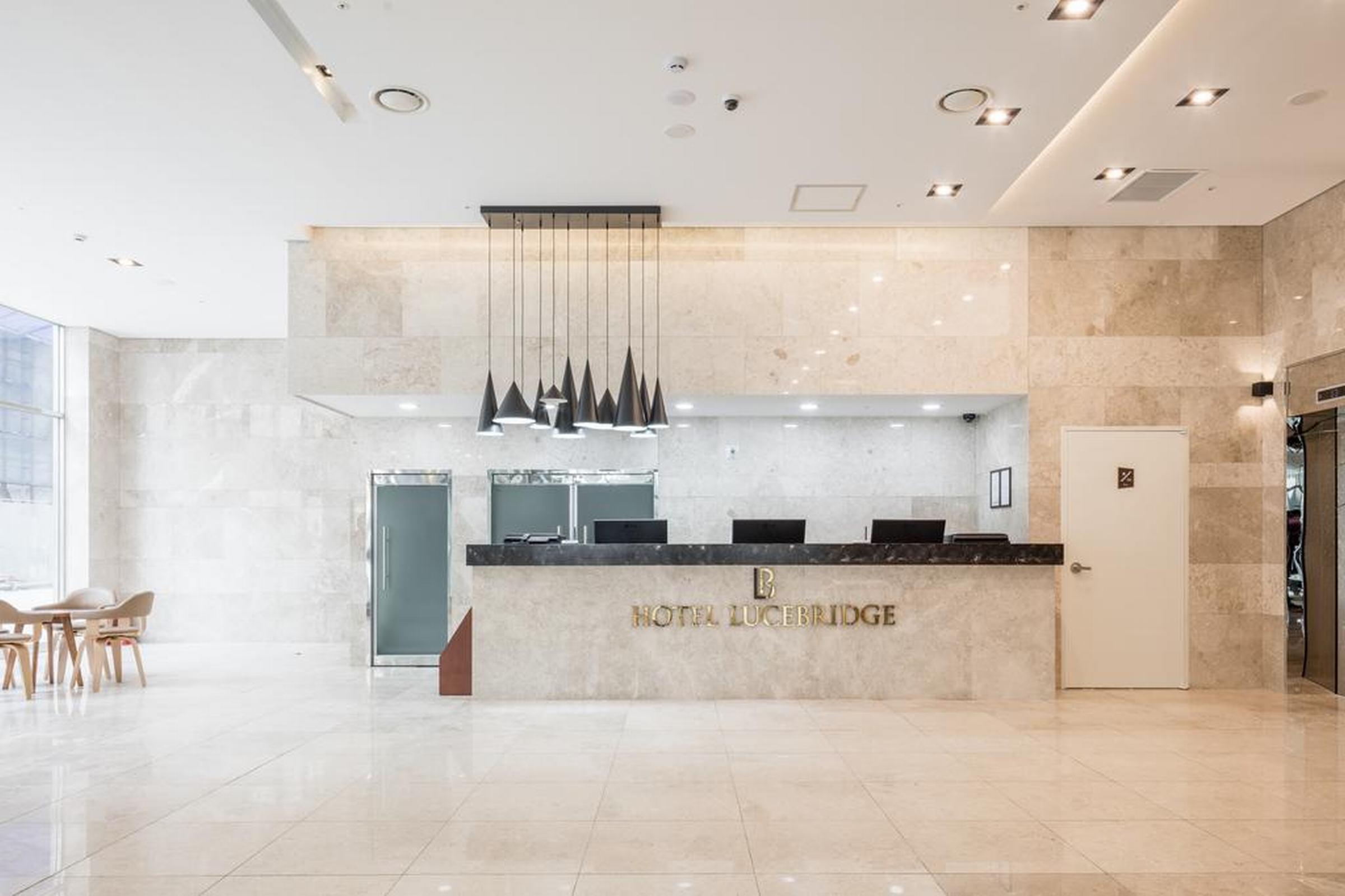 The First Stay Hotel Сеул Экстерьер фото