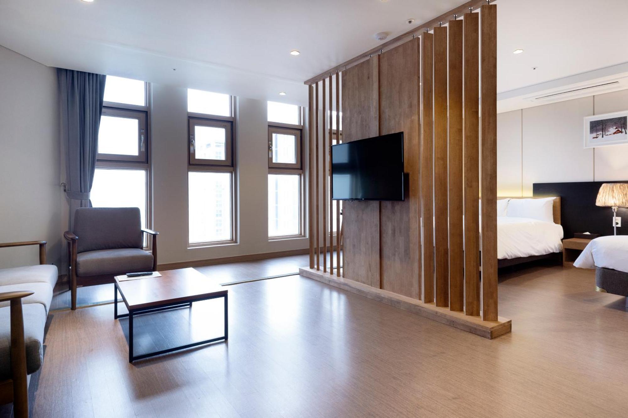 The First Stay Hotel Сеул Экстерьер фото